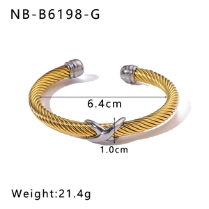 Vue détaillée du bracelet jonc bicolore torsadé montrant le diamètre interne de 6,4 cm
