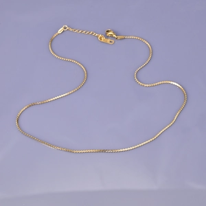 Dettaglio della collana a catena serpente placcata oro 18K con chiusura a moschettone