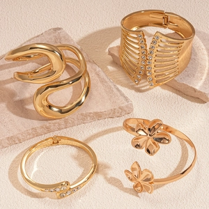 4er-Set goldfarbene Armreifen mit Blumen- und Geometriedesign sowie Strassverzierung