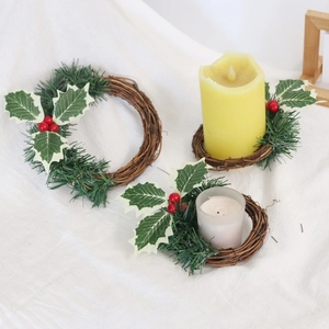 Détail d'une couronne de bougie de Noël avec baies rouges, aiguilles de pin et liane