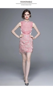Détails du haut sans manches rose avec broderies florales et ornements de paillettes