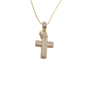 Collier croix dorée avec détail couronne et incrustation de zircones rectangulaires