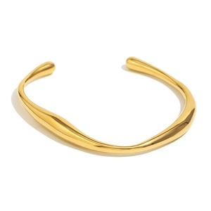 Minimalist 18K gold plated irregular twisted open bangle with a liquid metal flow design