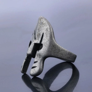 Anello maschera spartana vintage in acciaio inossidabile argento su superficie riflettente