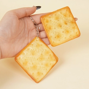 Portachiavi realistico in PVC a forma di cracker con texture e anello in metallo
