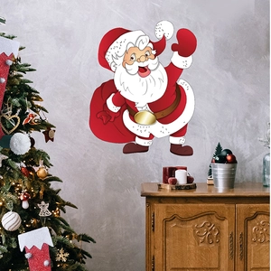 Détail d'un sticker mural Père Noël installé sur un mur avec décor de Noël