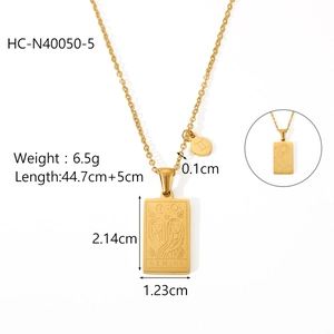 Vue détaillée du collier pendentif Gémeaux doré avec spécifications de taille et poids