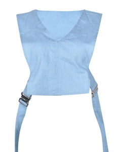 Détail du gilet en jean bleu clair avec sangles latérales et boucles métalliques