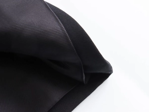 Vista dettagliata della trama del tessuto twill nero e finitura del materiale di qualità