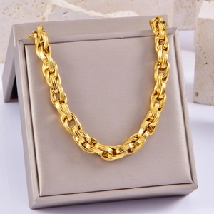 High-quality chunky gold-plated stainless steel chain bracelet on jewelry display box