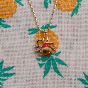 Collier cloche de Noël plaqué or avec émail rouge et pierres de zircone colorées