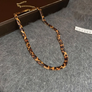 Detailansicht der flachen Schlangenkette mit Leopardenmuster und goldenem Verschluss