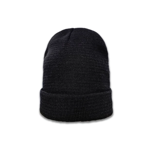 Gros plan sur la texture tricotée épaisse et le bord roulé élastique de ce bonnet noir