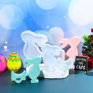 Détail du moule en silicone lapin de Pâques avec figurines de lapin en résine rose et verte