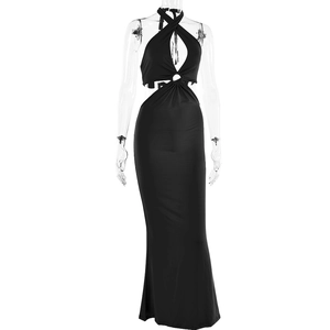 Vue détaillée de la robe longue noire dos nu avec découpes sur un mannequin transparent