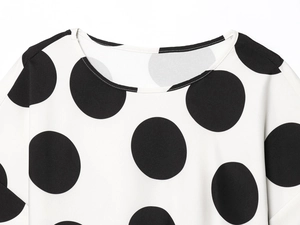 Detalle del cuello redondo y costuras de esta blusa con estampado de lunares clásicos