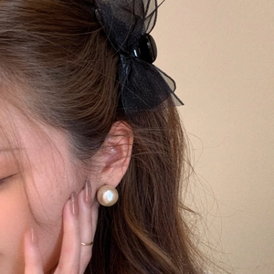 Japanese style mesh bow hair clip paired with elegant pearl drop earrings for women