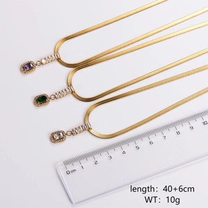 Dettaglio delle collane con ciondolo in zircone irregolare con dimensioni 40+6cm e 10g