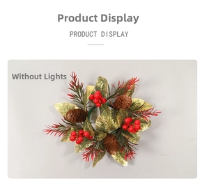 Détail d'une couronne de Noël avec pommes de pin, baies rouges et feuilles dorées