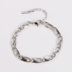 Detailed view of silver paperclip chain bracelet with lobster clasp and S925 engraved tag