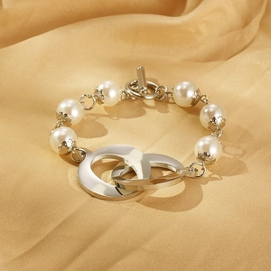 Fashionable stainless steel pearl bracelet with interlocking rings and OT toggle clasp