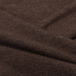 Primo piano del tessuto a maglia marrone scuro con trama fine e dettagli plissettati eleganti