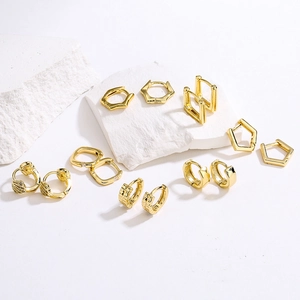Geometrische Huggie Hoop Ohrringe 18K Vergoldet Kupfer Minimalistisch Winziger Nischenstil Schmuck Für Frauen