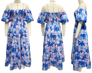 Dettagli fronte e retro di un abito lungo floreale a spalle scoperte in azzurro e rosa