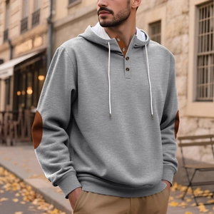 Sweat à capuche gris pour hommes avec col boutonné et empiècements marrons aux coudes