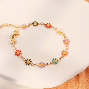 Detalle de la pulsera de cadena margarita en oro de 18K con flores esmaltadas de colores