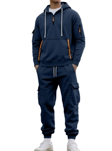 Dettaglio felpa blu scuro con zip arancioni e tasche dei pantaloni cargo tattici