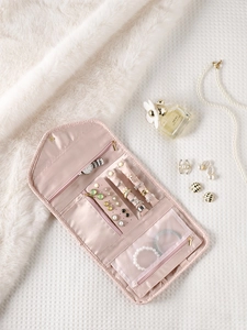 Rollo organizador de joyas de viaje de cuero PU rosa con múltiples compartimentos y bolsillos.
