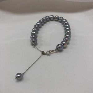 Detail of greyish blue aurora pearl bracelet with S925 silver clasp and adjustable chain