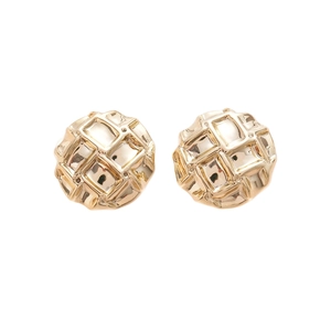 Boucles d'oreilles rondes dorées en acrylique avec motif gaufré sur fond blanc épuré