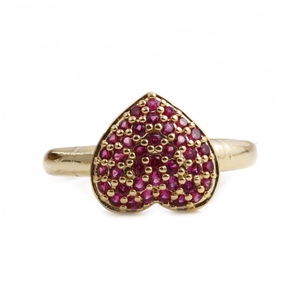 Detail of a gold-plated heart ring with red pavé crystals and bamboo texture band