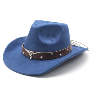 Détail chapeau de cowboy bleu marine en suédine avec lanière cuir et ornement tête de taureau