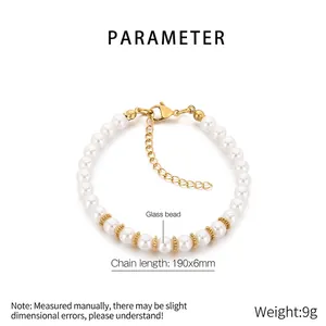 Détail du bracelet en perles de verre blanches avec fermoir mousqueton doré réglable