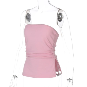 Détail du haut bandeau rose sans bretelles avec design élastique froncé sur les côtés