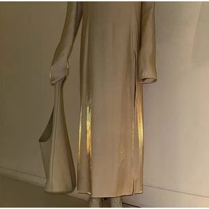 Elegantes goldenes Satin-Maxikleid mit V-Ausschnitt und langen Ärmeln für Damen