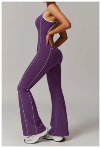 Seitenansicht des lila Yoga-Bodysuits mit rückenfreiem Design und weißem Kontrastbesatz
