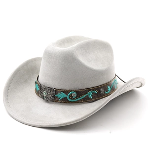 Détail d'un chapeau de cowboy en daim gris clair avec bandeau en cuir brodé et boucle métal