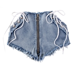 Dettaglio di pantaloncini di denim a vita alta con lacci laterali e zip in metallo