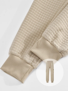 Détail du pantalon beige clair à texture gaufre matelassée avec poche cargo et cordon