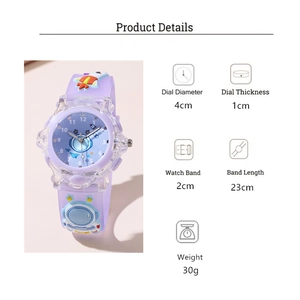 Dimensions détaillées de la montre en silicone violette avec astronaute et fusée