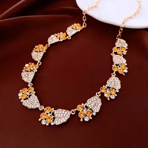 Vintage Leaf Pendant Necklace Alloy Zircon Rhinestone French Court Style Elegant Clavicle Chain Jewelry For Women