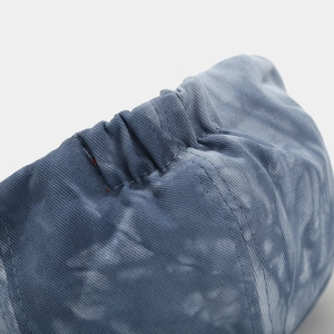 Detail der blauen Schiebermütze mit Jacquard-Stoff und elastischer Nahtverarbeitung