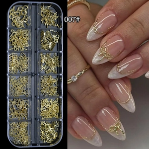Dettaglio ravvicinato di borchie dorate a fiocco per nail art in custodia a 12 vani