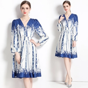 Elegantes Damen Midikleid Blumendruck V-Ausschnitt Lange Laternenärmel Polyester Satin A-Linie Fließender Büro-Stil