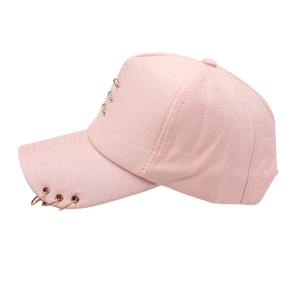 Casquette de baseball punk rose avec strass et anneaux métalliques sur fond blanc