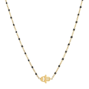 Détail d'un collier pendentif main de Fatma doré avec des perles noires élégantes